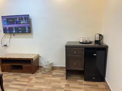 a room with a counter and a table with a coffee maker at الأحفاد للشقق الفندقية Al Ahfad Hotel Apartments in Şāfūţ