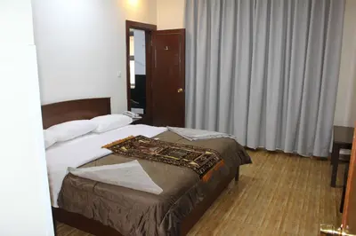 a hotel room with a bed in a room at الأحفاد للشقق الفندقية Al Ahfad Hotel Apartments in Şāfūţ