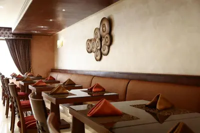 a row of tables and chairs in a restaurant at فندق سفن روزز in Amman