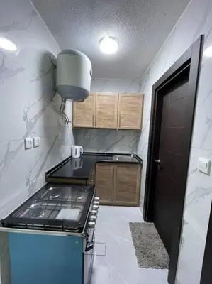 a kitchen with a stove top oven in a room at شقارى 16 in Ţāb Kirā‘