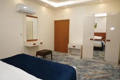 a hotel room with a bed and a mirror at فندق أوتار ذهب in Ma‘ān