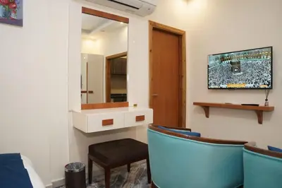 a waiting room with blue chairs and a mirror at فندق أوتار ذهب in Ma‘ān