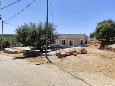 a pole on the side of a road with a house at فيلا بيت الجبل in Ishtafaynā