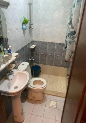 a bathroom with a toilet and a sink at شقة مفروشة للايجار اسبوعي شهري سنوي طبربور in ‘Urjān al Gharbīyah