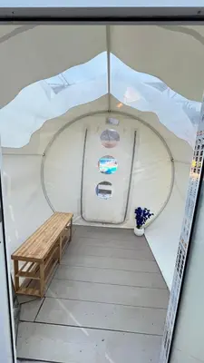 a small room in a boat with a bench at منتجع برمودا Bermuda resort in Ajloun