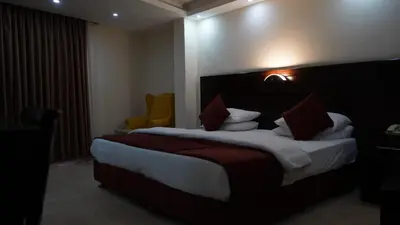 a bedroom with a large bed in a hotel room at فندق ملتقى البتراء in Wadi Musa