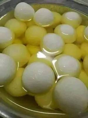 a pot of onions in a pot of water at Nassen House in Udhruḩ