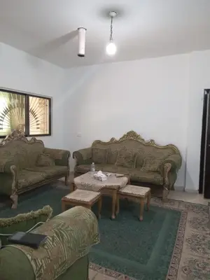 a living room with couches and a coffee table at Leith Holiday Home in ‘Ayn Jannā