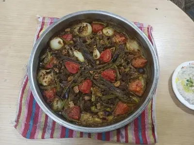 a pot of food sitting on top of a table at too house in Al Mughayyir