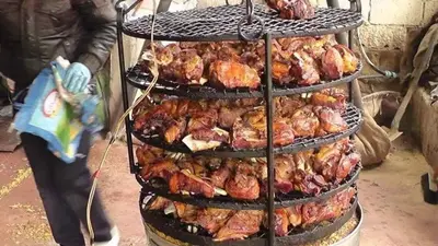 a rack of chicken and chickens on a grill at اذرح فارم in Udhruḩ