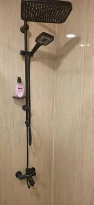 a shower with a rack with scissors in a bathroom at One Bedroom Damac Tower 8th Floor Boulevard Abdali غرفة وصالة فاخرة - برج داماك العبدلي البوليفارد الطابق الثامن in Amman