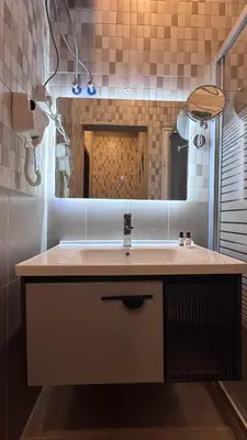 a bathroom with a sink and a mirror at يزن للاجنحة الفندقية in Aqaba