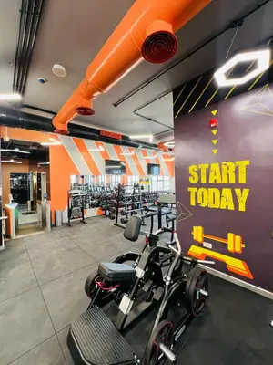 a gym with a bike parked in a gym at فندق الأمراء بلازا in Ma‘ān