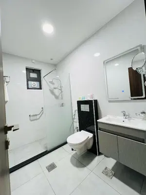 a bathroom with a toilet and a shower and a sink at فندق الأمراء بلازا in Ma‘ān