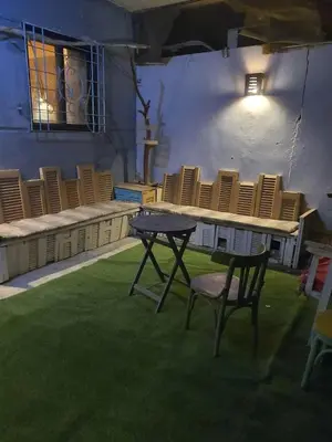 a table and chair in a room with chairs at الجبل الاخضر هاوس in Al ‘Ālūk