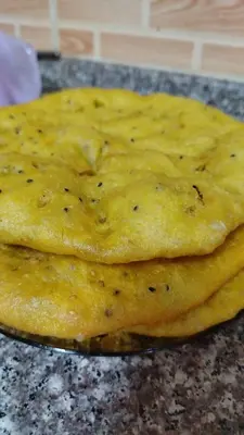 a close up of a pizza on a table at ايدون هاوس in Aydūn