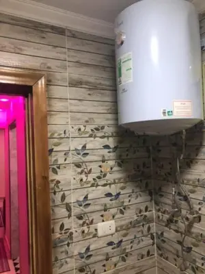 a bathroom with a wall covered in bird feces at الاغوار هاوس in Khirbat ash Shaykh Muḩammad