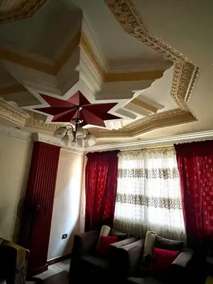 a living room with a star on the ceiling at الصدقه ان in Aş Şadaqah