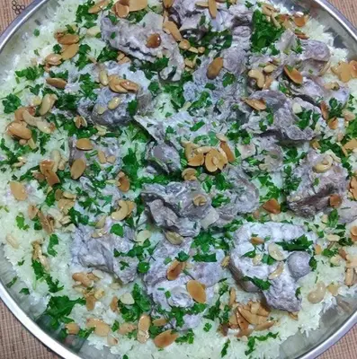 a pizza with mushrooms and greens in a pan at شلنر موتل in Khirbat ar Ruşayfah