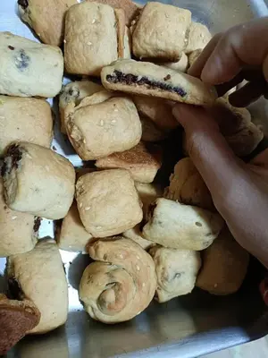 a person holding up a piece of food at الريف فيلا in Ar Ramthā