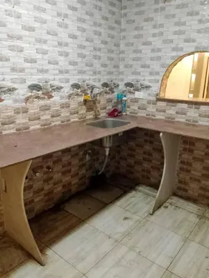 a kitchen with a sink and a counter top at ام الدنانير هاوس in Rujm al Ḩāwī