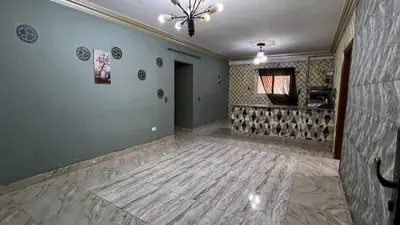 an empty living room with a ceiling fan and a tile floor at ام النعمان شليت in Umm as Surab