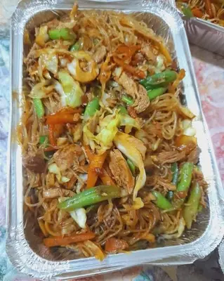 a plastic container filled with noodles and vegetables at ام النعمان شليت in Umm as Surab