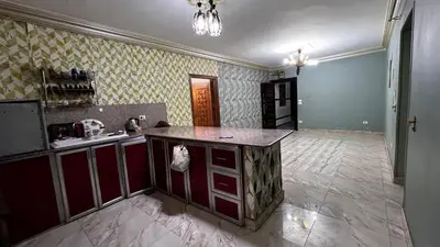 an empty kitchen with a counter top in a room at ام النعمان شليت in Umm as Surab