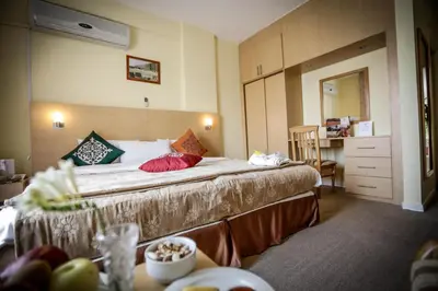 a hotel room with a large bed in a room at فندق مونتريال الشوبك in Al Jāyah