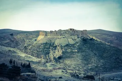 a castle perched on top of a mountain at فندق مونتريال الشوبك in Al Jāyah