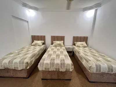 a room with three beds in a room at الفاخر للشقق الفندقيه in Al Mafraq
