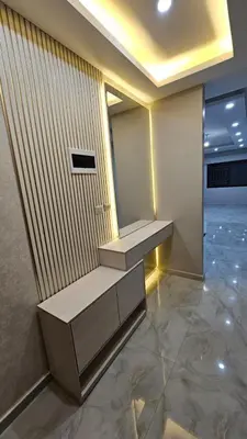 a lobby with two benches in a room with a wall at شقة واسعة مع ترس كبير in Amman
