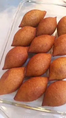 a glass container filled with a bunch of food at يرموك هاوس in Aş Şarīḩ