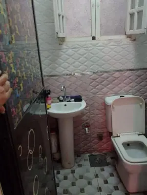 a small bathroom with a sink and a toilet at يرموك هاوس in Aş Şarīḩ