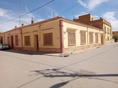 an old building on the side of a street at 10 seasoun House in Dawqarah