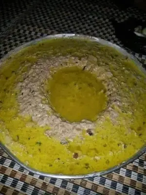 a pot of food sitting on a table at العنبق هاوس