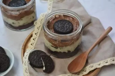 a dessert in a jar on a plate with oreos at kazami House in At-Tafilah