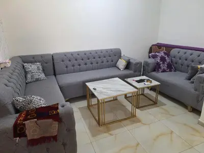 a living room with two couches and a coffee table at الشقة الفاخرة الحديثة in Amman