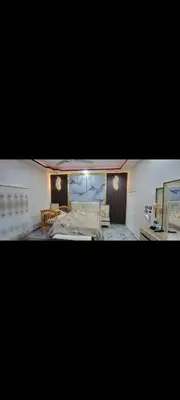 a bedroom with a large bed and a mirror at شقة مفروشة للإجار in Ar Ramthā