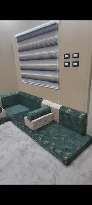 a room with a bed with a window and green carpet at شقة مفروشة للإجار in Ar Ramthā