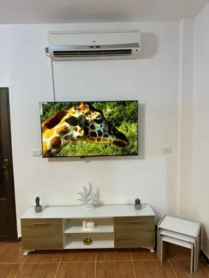a painting of a giraffe hanging on a wall at شقة مفروشة واسعة وهادئة in Umm Juraysāt