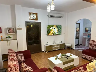 a living room with a couch and a table at شقة واسعة وهادئة in Umm Juraysāt
