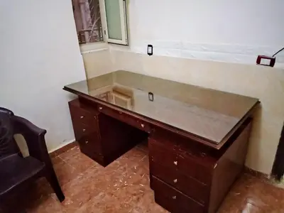 a wooden desk in a room with a mirror at Hi motel in Al ‘Iş