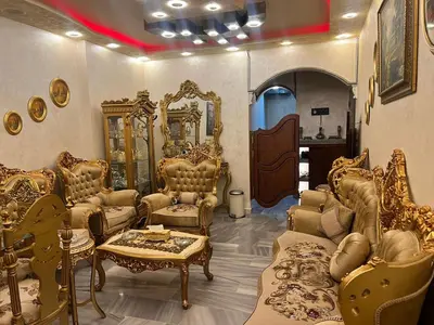 a room with chairs and a table and a mirror at No Stars in ‘Urjān al Gharbīyah