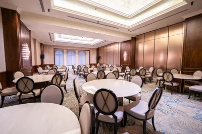 a room with tables and chairs in a room at كمباوند شقة مفروشة كومباوند الامعري المطار in Amman