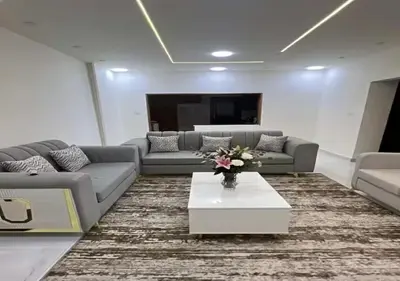 a living room with couches and a table with flowers at Miami Luxe Apartment ماركا