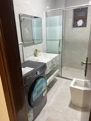a bathroom with a sink and a washing machine at Miami Luxe Apartment ماركا
