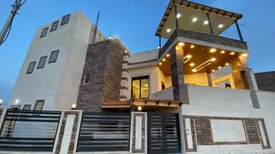 a building with a staircase in front of it at فيلا سالم عبدالرحمن الأشــــــقــــر ابو حمزه Villa Salem Alashqar in Maḩaţţat al Jīzah