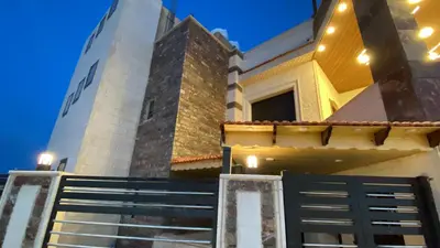 a building with a gate in front of it at فيلا سالم عبدالرحمن الأشــــــقــــر ابو حمزه Villa Salem Alashqar in Maḩaţţat al Jīzah