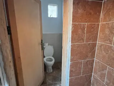 a bathroom with a toilet and a shower at Halfway motel in An Namatah